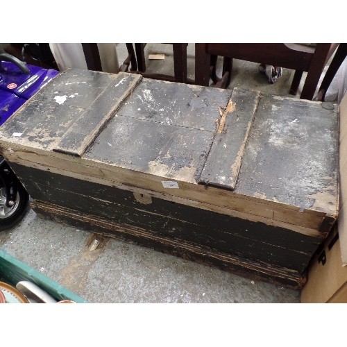 449 - VINTAGE WOODEN TOOL CHEST, WITH 2 SAWS AND A TROWEL.