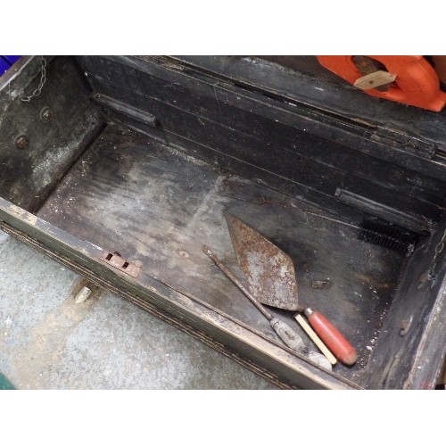 449 - VINTAGE WOODEN TOOL CHEST, WITH 2 SAWS AND A TROWEL.