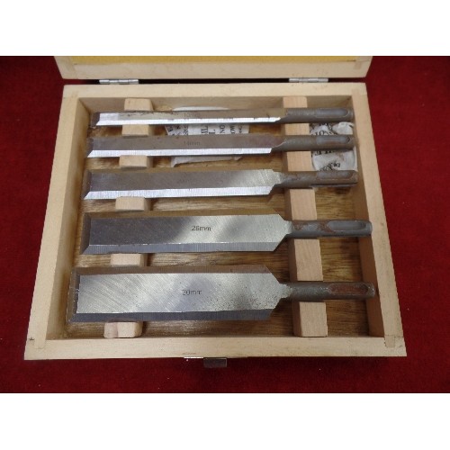 65 - TOOLPAK 5PC WOOD CHISEL SET IN BOX