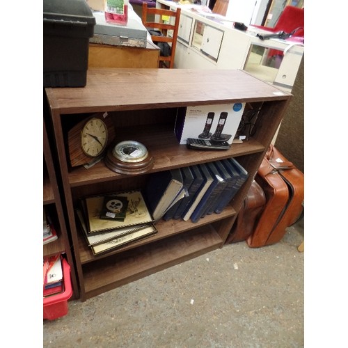 389 - PAIR OF WOOD EFFECT BOOKSHELVES. 78CMW.