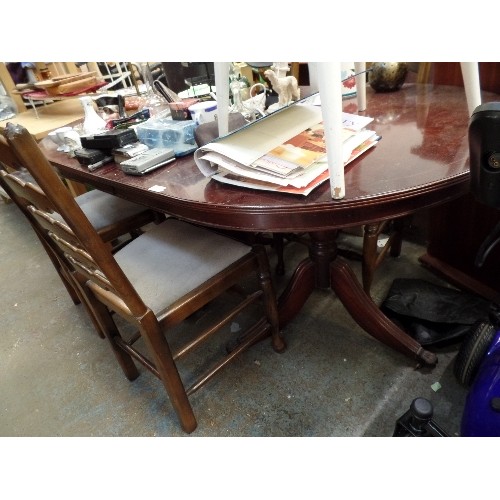 445 - HIGHLY POLISHED EXTENDING OVAL MAHOGANY DINING TABLE WITH LOVELY CLAW FEET ON 2 PEDESTALS. TOGETHER ... 