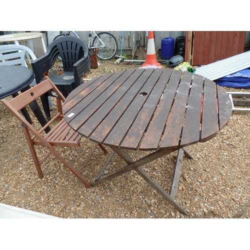 578 - TEAK FOLDING TABLE, 100CM DIAMETER AND A CHAIR