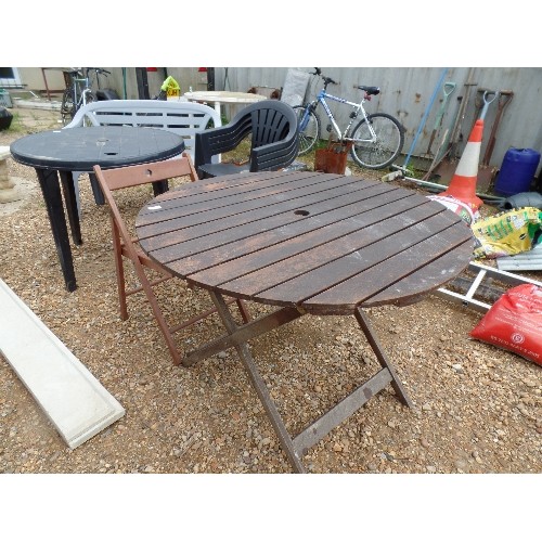 578 - TEAK FOLDING TABLE, 100CM DIAMETER AND A CHAIR