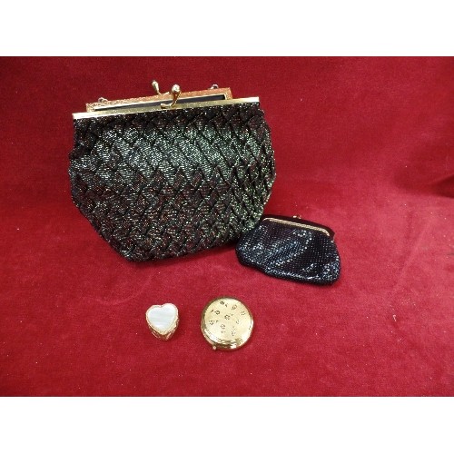 24 - AN EVENING DRESS BAG AND PURSE IN GOLD AND BLACK INCLUDING PERFUME POT AND PILL POT