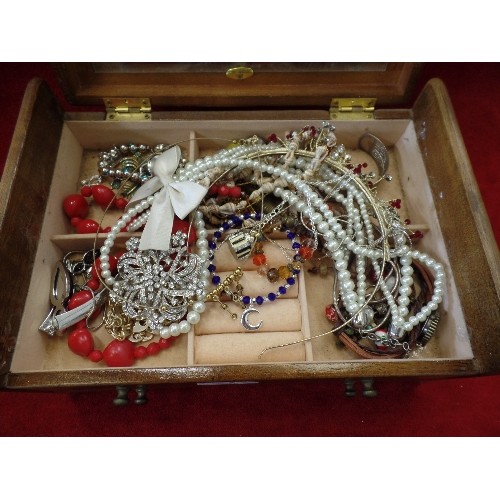 79 - 2 TIER JEWELLERY BOX CONTAINING COSTUME JEWELLERY. ALSO 8 X SEWING THIMBLES.