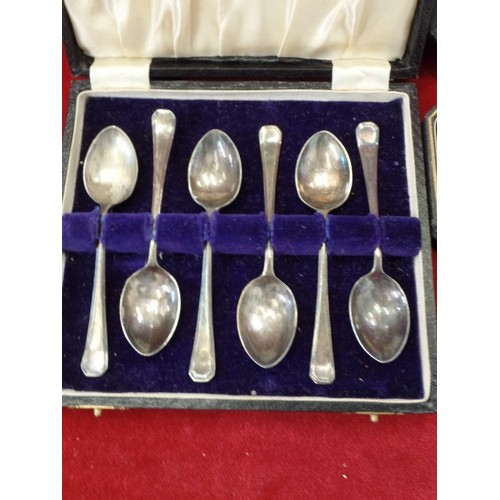 89 - VINTAGE SILVER-PLATED CUTLERY. CHILD'S CUTLERY SET BY HALLAMSHIRE & CO, & TEASPOON SET. IN ORIGINAL ... 