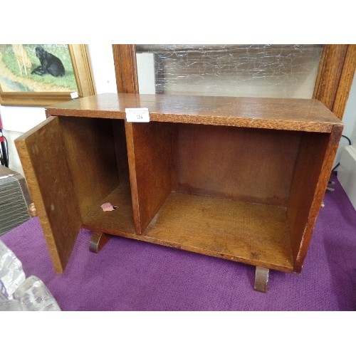 134 - SMALL VINTAGE OAK CABINET/BOOK SHELF ON SHORT FEET. 46CM W.