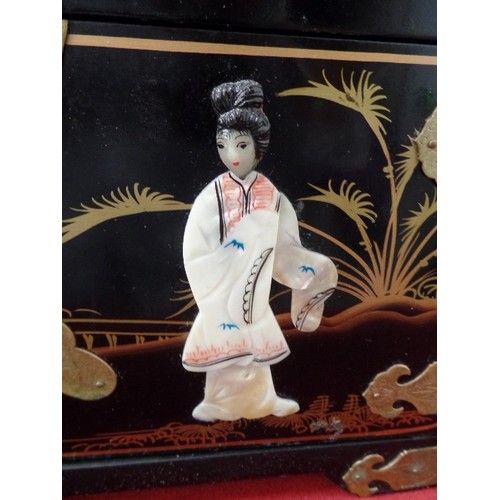 135 - LARGE LAQUERED JEWELLERY CHEST, DECORATED WITH RAISED CHINESE FIGURES/GEISHA. BRASS CORNERS AND CLAS... 