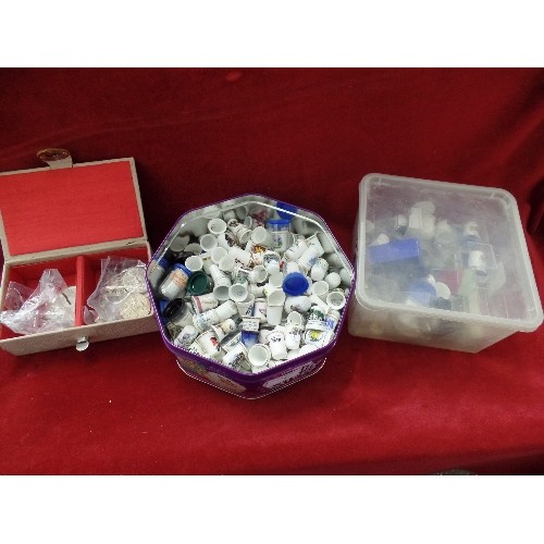 187 - LARGE QUANTITY OF COLLECTABLE SOUVENIR THIMBLES. ALSO SOUVENIR ROYAL COINS, QUEEN'S SILVER JUBILEE, ... 