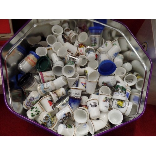 187 - LARGE QUANTITY OF COLLECTABLE SOUVENIR THIMBLES. ALSO SOUVENIR ROYAL COINS, QUEEN'S SILVER JUBILEE, ... 