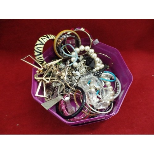 203 - COSTUME JEWELLERY CONTAINED IN A QUALITY STREET TIN.