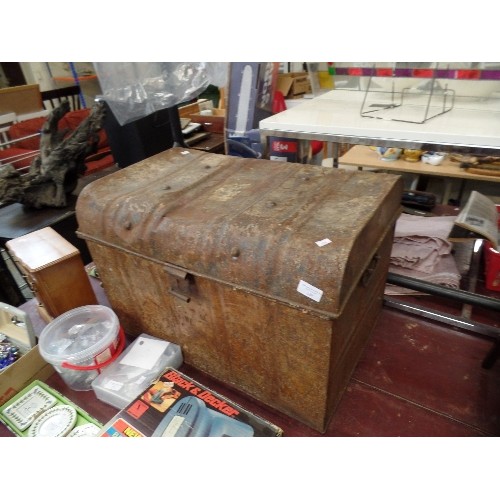 229 - VINTAGE METAL TRUNK.