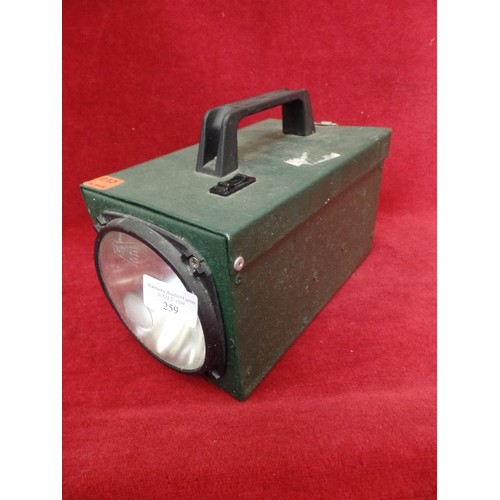 259 - VINTAGE CLUSON CLULIGHT WITH 12V CHARGER, ALSO 2 LARGE MAG-LITE TORCHES. WORKING