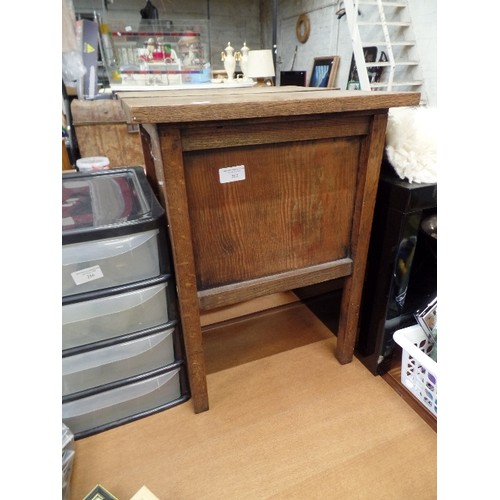 262 - SMALL VINTAGE OAK CABINET. TOP OPENING. 40CM W.