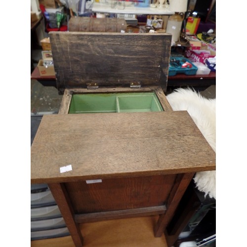 262 - SMALL VINTAGE OAK CABINET. TOP OPENING. 40CM W.