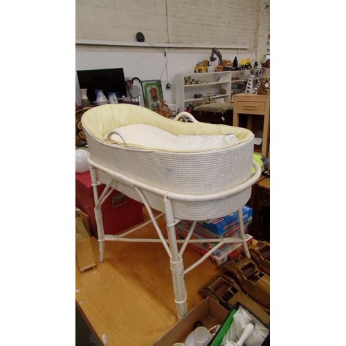 273 - BEAUTIFUL VINTAGE WICKER 'LLOYD-LOOM STYLE' CRADLE. CREAM PAINTED. SITS IN A STURDY STAND. LINED IN ... 