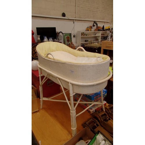 273 - BEAUTIFUL VINTAGE WICKER 'LLOYD-LOOM STYLE' CRADLE. CREAM PAINTED. SITS IN A STURDY STAND. LINED IN ... 