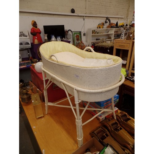 273 - BEAUTIFUL VINTAGE WICKER 'LLOYD-LOOM STYLE' CRADLE. CREAM PAINTED. SITS IN A STURDY STAND. LINED IN ... 