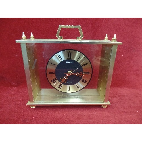 275 - SEIKO QUARTZ MANTLE/MODERN CARRIAGE CLOCK, ENCASED IN GLASS, BRASS CASE. 24CM W. WORKING.