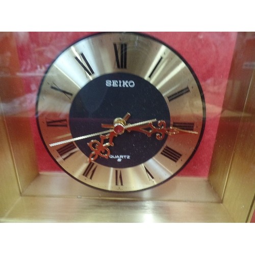 275 - SEIKO QUARTZ MANTLE/MODERN CARRIAGE CLOCK, ENCASED IN GLASS, BRASS CASE. 24CM W. WORKING.