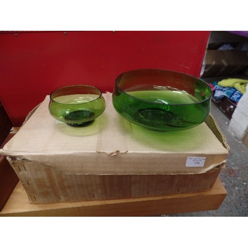 279 - GREEN GLASS TRIFLE SET. TRIFLE BOWL AND 6 SUNDAE DISHES.