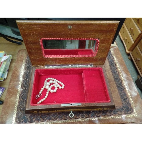 284 - INLAID WOODEN MUSICAL [WORKING] JEWELLERY BOX WITH KEY. RED VELVET LINING. CONTAINS A STING OF PEARL... 