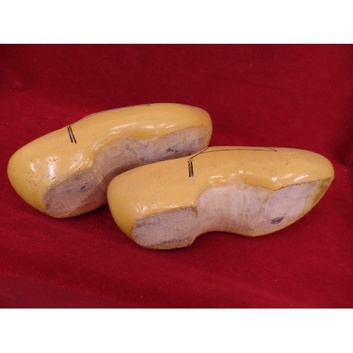 308 - PAIR OF DUTCH CLOGS. 25.