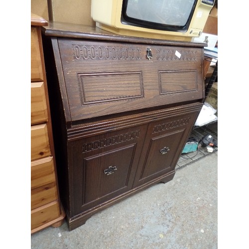 319 - VINTAGE OAK BUREAU. 0-LINK CARVED DETAIL ON PULL-DOWN AND FRONT OF CABINET. 86CM W.