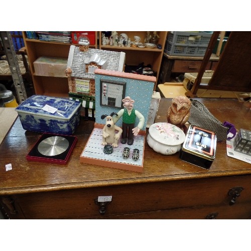 339 - MIXED LOT INCLUDES, SUDOKU CUBE, CERAMIC SHOP BISCUIT BARREL, WALLACE AND GROMMIT TALKING CLOCK, BUT... 