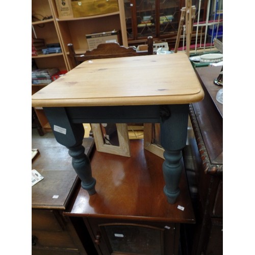 342 - SQUARE PINE SIDE TABLE. PAINTED TEAL WITH NATURAL PINE TOP. APPROX 45CMW