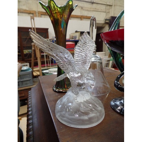 345 - 6 X DECORATIVE GLASS ITEMS. INCLUDES FLUTED  IRIDESCENT VASE, MODERN FIGURE OF COUPLE WITH JOINED HA... 