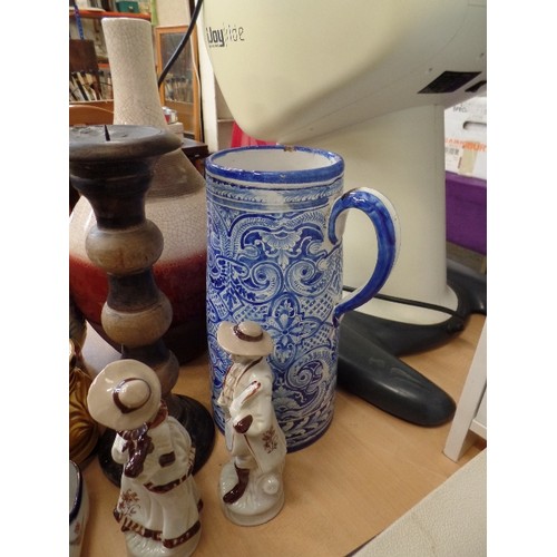 201 - MIXED LOT, INCLUDES A BRIGHTLY PAINTED ITALIAN JUG, A HEAVY GLAZED STONEWARE VASE, A BLUE AND WHITE ... 