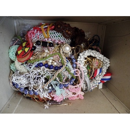 252 - QUANTITY OF MIXED COSTUME JEWELLERY.