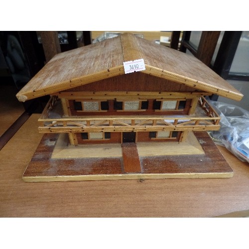 248 - VINTAGE SKI CHALET/JEWELLERY BOX CONSTRUCTED OF MATCHES. THE ROOF OPENS ON HINGES TO REVEAL BAIZE LI... 