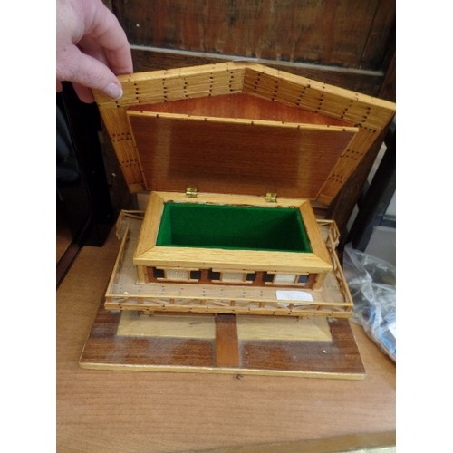 248 - VINTAGE SKI CHALET/JEWELLERY BOX CONSTRUCTED OF MATCHES. THE ROOF OPENS ON HINGES TO REVEAL BAIZE LI... 