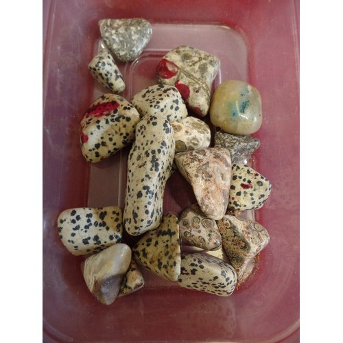 75 - COLLECTION OF UNUSUAL DALMATION STONES & SIMILAR. ALSO COLLECTION OF CRYSTALS.