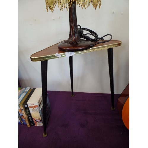 93 - SMALL RETRO 3-LEGGED SIDE TABLE. BRASS EDGED TRIANGULAR TOP. TAPERED LEGS.