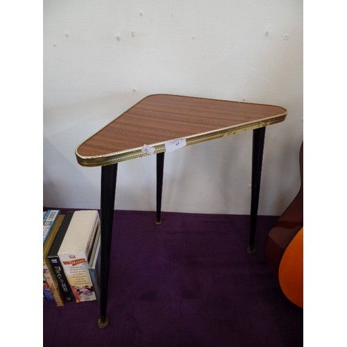 93 - SMALL RETRO 3-LEGGED SIDE TABLE. BRASS EDGED TRIANGULAR TOP. TAPERED LEGS.