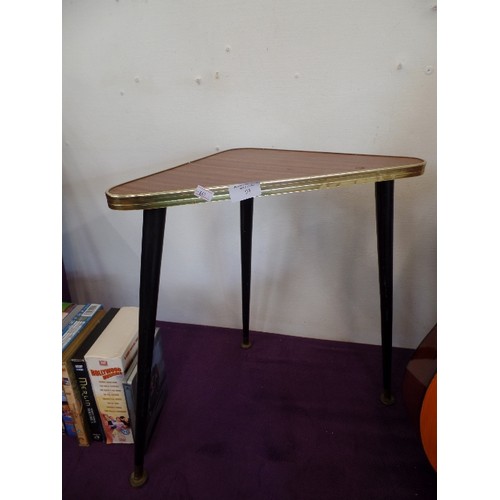 93 - SMALL RETRO 3-LEGGED SIDE TABLE. BRASS EDGED TRIANGULAR TOP. TAPERED LEGS.