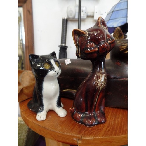 116 - COLLECTION OF 5 X CATS. 3 WOODEN, 2 CERAMIC.