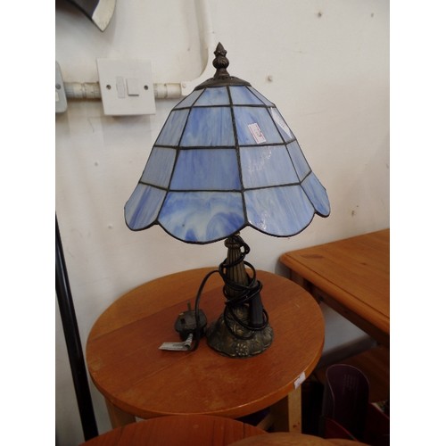 118 - SMALL TIFFANY STYLE TABLE LAMP. SKY BLUE GLASS SHADE.