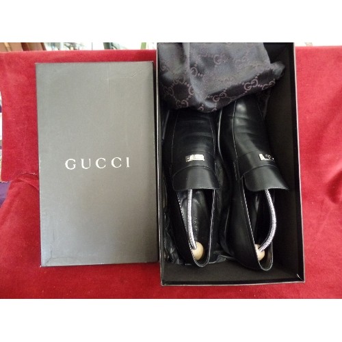 209 - GENUINE GUCCI 'HERBERT' MENS BLACK LEATHER LOAFERS/SLIP-ONS. SMALL GUCCI TAG ON FRONT. SIZE 44/9.5. ... 