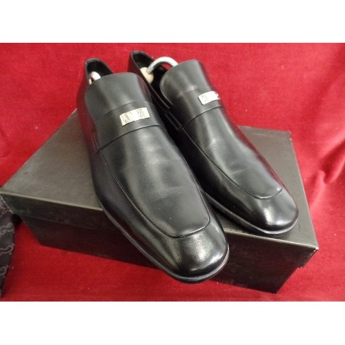 209 - GENUINE GUCCI 'HERBERT' MENS BLACK LEATHER LOAFERS/SLIP-ONS. SMALL GUCCI TAG ON FRONT. SIZE 44/9.5. ... 