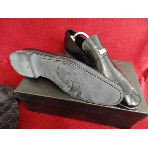 209 - GENUINE GUCCI 'HERBERT' MENS BLACK LEATHER LOAFERS/SLIP-ONS. SMALL GUCCI TAG ON FRONT. SIZE 44/9.5. ... 