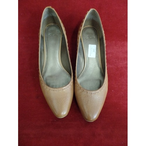 212 - CLARKES 'CALICO-HEAT' LADIES TAN LEATHER SHOES. 41/6. APPEAR UNWORN.