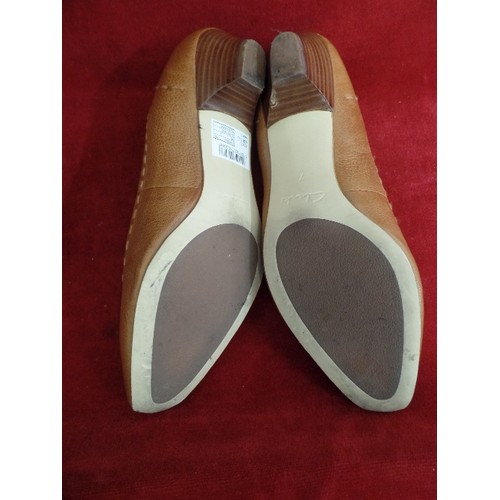 212 - CLARKES 'CALICO-HEAT' LADIES TAN LEATHER SHOES. 41/6. APPEAR UNWORN.