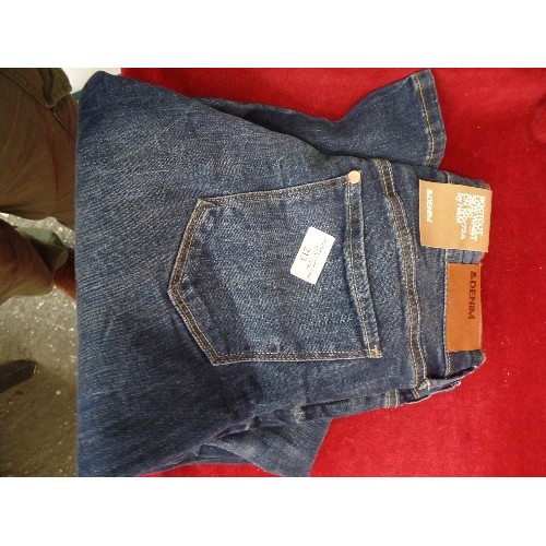 213 - 5 PAIRS OF WOMENS JEANS. AGNES BOOTCUT INDIGO WITH EMBOSSED POCKETS 32/32. ALSO TOPSHOP MOTO 'LACEY'... 