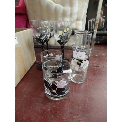 219 - SET OF DECO-STYLE DRINKING GLASSES. 4 WINE, 3 HI-BALL, 2 TUMBLERS.