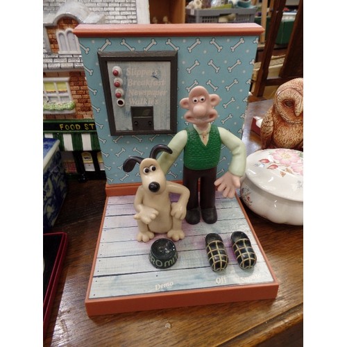 318 - MIXED LOT INCLUDES, SUDOKU CUBE, CERAMIC SHOP BISCUIT BARREL, WALLACE AND GROMMIT TALKING CLOCK, BUT... 