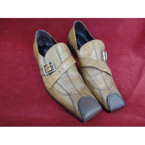 274 - 4 PAIRS OF GOOD QUALITY MENS SHOES. ALMOST NEW. 44/9.5. RUSSELL & BROMLEY BLACK DALLAS BOOTS, HUGO B... 